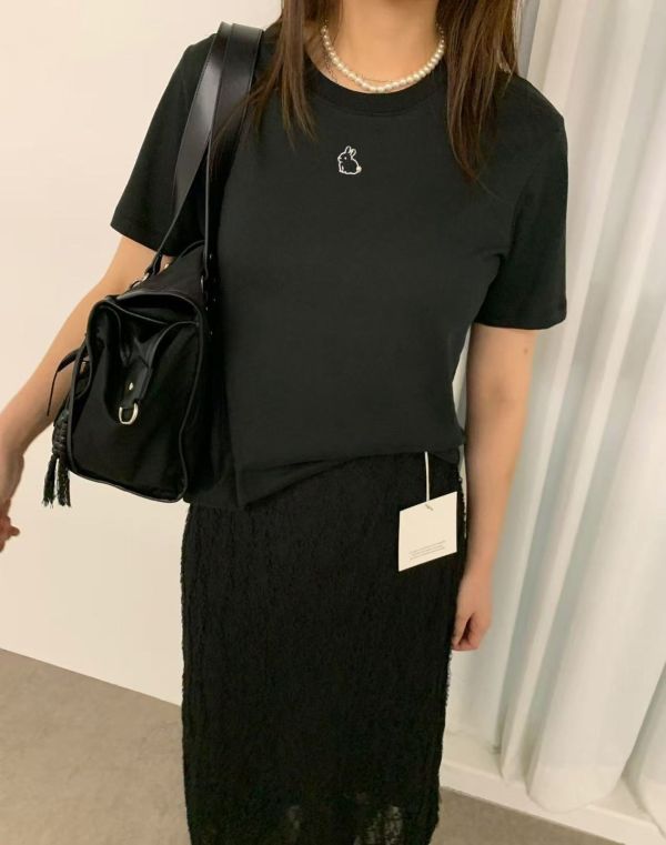 兔然日常｜刺繡小兔短袖上衣 女裝短袖,棉質T恤,文青上衣,刺繡圖案,兔子T恤,小兔刺繡,日常穿搭,休閒女裝,夏季上衣