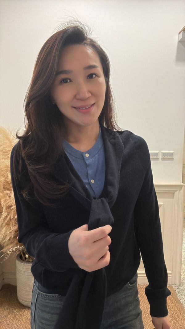 柔糸氣息・綁帶領針織上衣 針織上衣,綁帶上衣,領結上衣,氣質針織衫,秋冬上衣,百搭上衣,通勤穿搭,日系女裝,品牌女裝,氣質穿搭