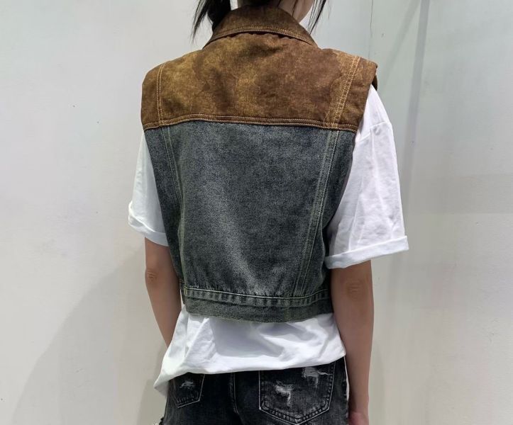復古撞色拼接牛仔背心 牛仔背心,拼接牛仔外套,復古丹寧背心,街頭風外套,層次感單品,無袖牛仔外套,率性女裝,韓系牛仔背心,秋季外搭推薦