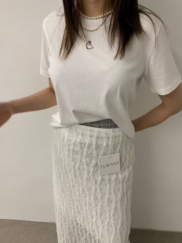 兔然日常｜刺繡小兔短袖上衣 女裝短袖,棉質T恤,文青上衣,刺繡圖案,兔子T恤,小兔刺繡,日常穿搭,休閒女裝,夏季上衣