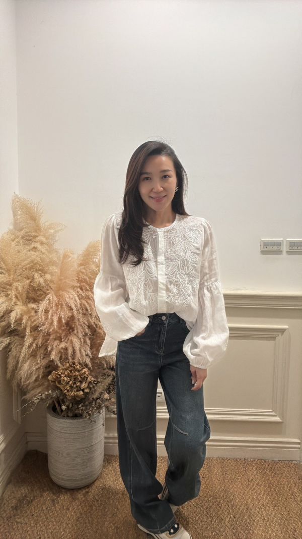 呢喃花影．立體刺繡長袖上衣 刺繡上衣,長袖上衣,韓系上衣,氣質上衣,花卉刺繡,立體刺繡,雪紡上衣,泡泡袖上衣,韓國女裝,氣質穿搭