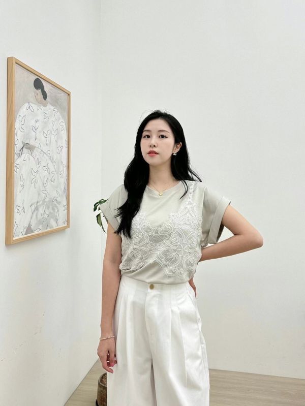 蕾絲刺繡層光短袖上衣 蕾絲短袖上衣,立體刺繡上衣,文青風穿搭,層次感上衣,氣質女裝,反摺袖上衣,溫柔風上衣,韓系文藝風,優雅蕾絲上衣,夏季短袖推薦