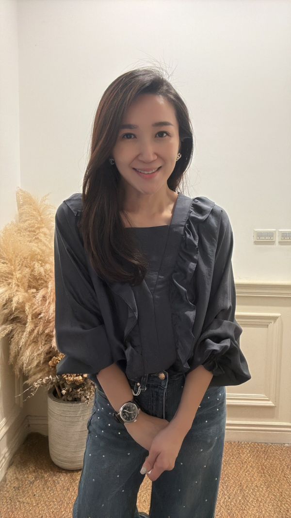 星語微光・荷葉光澤上衣 修身上衣,女裝新品,秋冬上衣推薦,優雅上衣,時尚女裝,法式浪漫穿搭