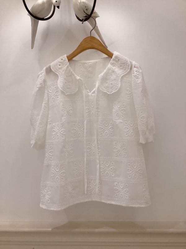 花繡鏤空上衣 鏤空上衣,刺繡上衣,荷葉領上衣,澎袖上衣,綁帶上衣,氣質女裝,復古感上衣,韓系穿搭,夏日上衣,浪漫風格