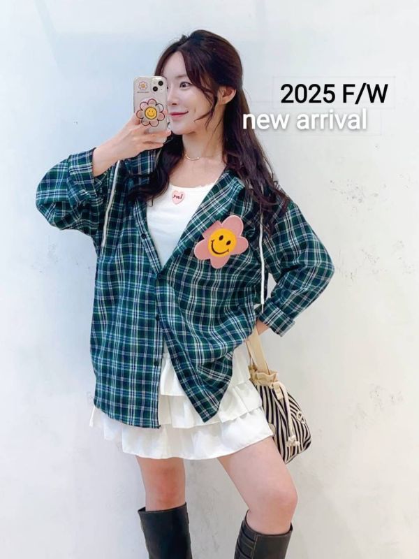 微笑格紋襯衫 格紋襯衫,寬版襯衫,秋冬襯衫,刺繡襯衫,微笑花刺繡,韓系女裝,格紋穿搭,可愛襯衫,層次穿搭,正韓襯衫