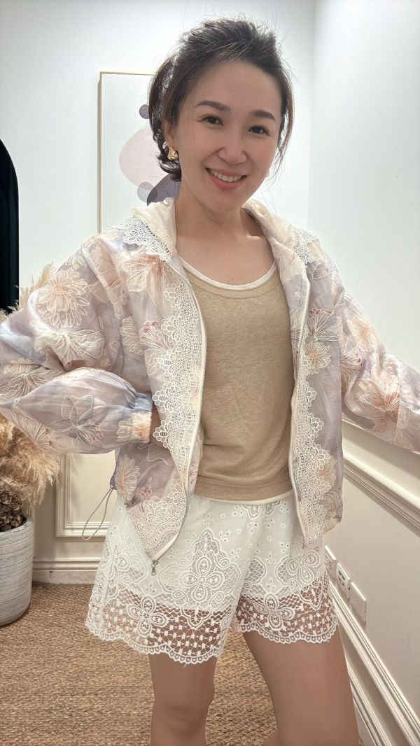 雲朵花語 正韓女裝, 蕾絲短褲, 米杏背心, 花卉外套, 三件式穿搭, 夏日套裝, 清新穿搭, 氣質休閒, 韓系套裝推薦, 雲朵花語