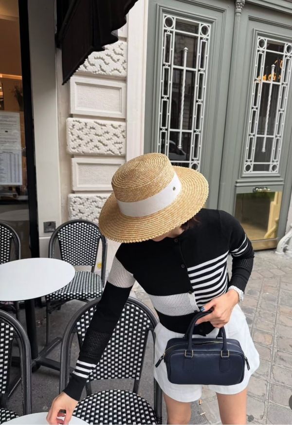 幾何鏤空針織上衣 鏤空針織上衣,條紋針織,拼接針織,設計感上衣,設計感針織,秋冬上衣,極簡針織,韓系針織,質感女裝