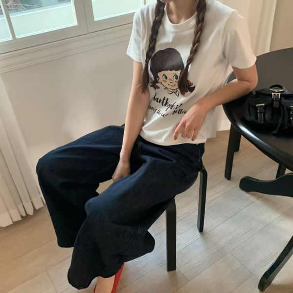 俏皮女孩插畫Tee 插畫T恤,女孩圖案Tee,童趣風上衣,棉質短袖,俏皮T恤,簡約風穿搭,個性圖案Tee,日系插畫T,