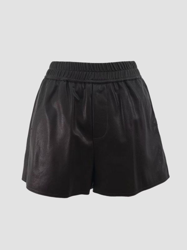霧光柔皮短褲 皮短褲,霧面皮革,高質感短褲,挺版剪裁,鬆緊腰短褲,時尚皮褲,秋冬短褲,正韓皮褲,街頭穿搭,俐落風格
