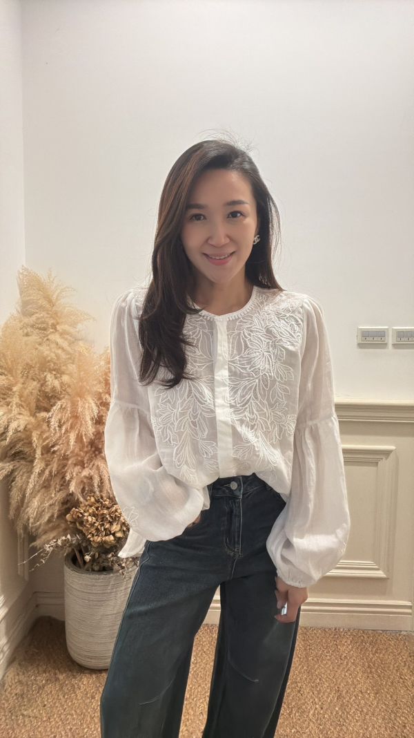 呢喃花影．立體刺繡長袖上衣 刺繡上衣,長袖上衣,韓系上衣,氣質上衣,花卉刺繡,立體刺繡,雪紡上衣,泡泡袖上衣,韓國女裝,氣質穿搭