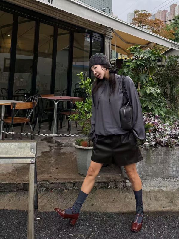 霧光柔皮短褲 皮短褲,霧面皮革,高質感短褲,挺版剪裁,鬆緊腰短褲,時尚皮褲,秋冬短褲,正韓皮褲,街頭穿搭,俐落風格