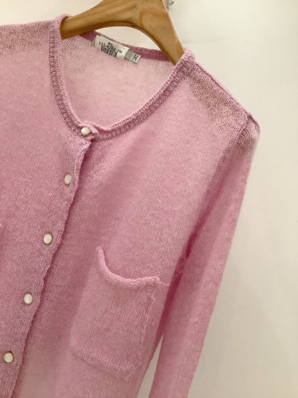 柔雲質感・珍珠釦針織上衣 針織上衣,珍珠釦上衣,氣質針織衫,開襟針織外套,通勤穿搭,日常穿搭,秋冬上衣,氣質毛衣,溫柔系穿搭,品牌女裝