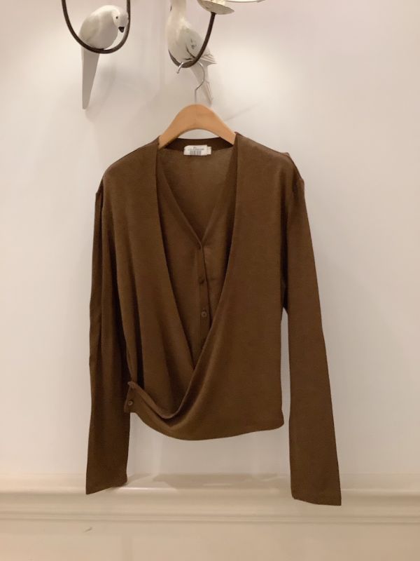 柔光綻放・交疊垂墜上衣 垂墜上衣,修身上衣,氣質女裝,百搭上衣,高雅穿搭,顯瘦上衣,秋冬新款上衣,品牌女裝