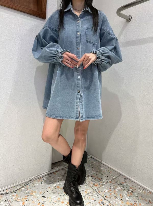 弧線牛仔襯衫洋裝 牛仔襯衫洋裝,丹寧洋裝,立體剪裁洋裝,中性風女裝,秋冬襯衫洋裝,丹寧襯衫外套,正韓女裝,寬鬆襯衫裙,高級感女裝,極簡風穿搭