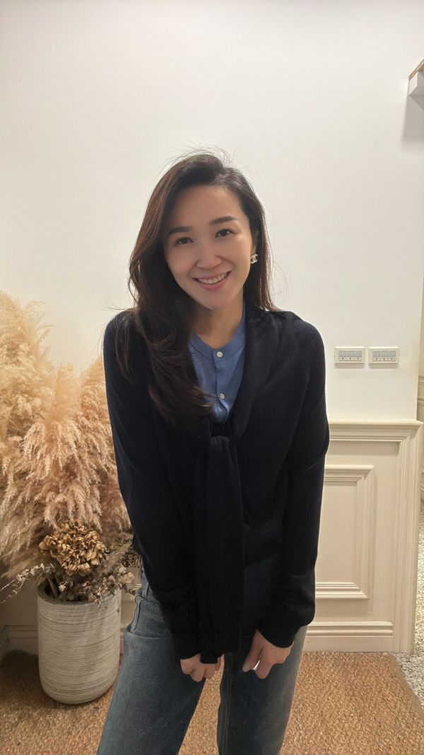 柔糸氣息・綁帶領針織上衣 針織上衣,綁帶上衣,領結上衣,氣質針織衫,秋冬上衣,百搭上衣,通勤穿搭,日系女裝,品牌女裝,氣質穿搭