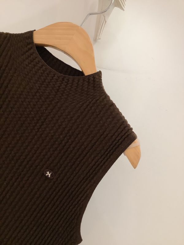 柔紋細織高領無袖上衣 無袖上衣,針織背心,高領上衣,韓系穿搭,羅紋針織,秋冬上衣,質感女裝,百搭上衣,韓國女裝,簡約風上衣