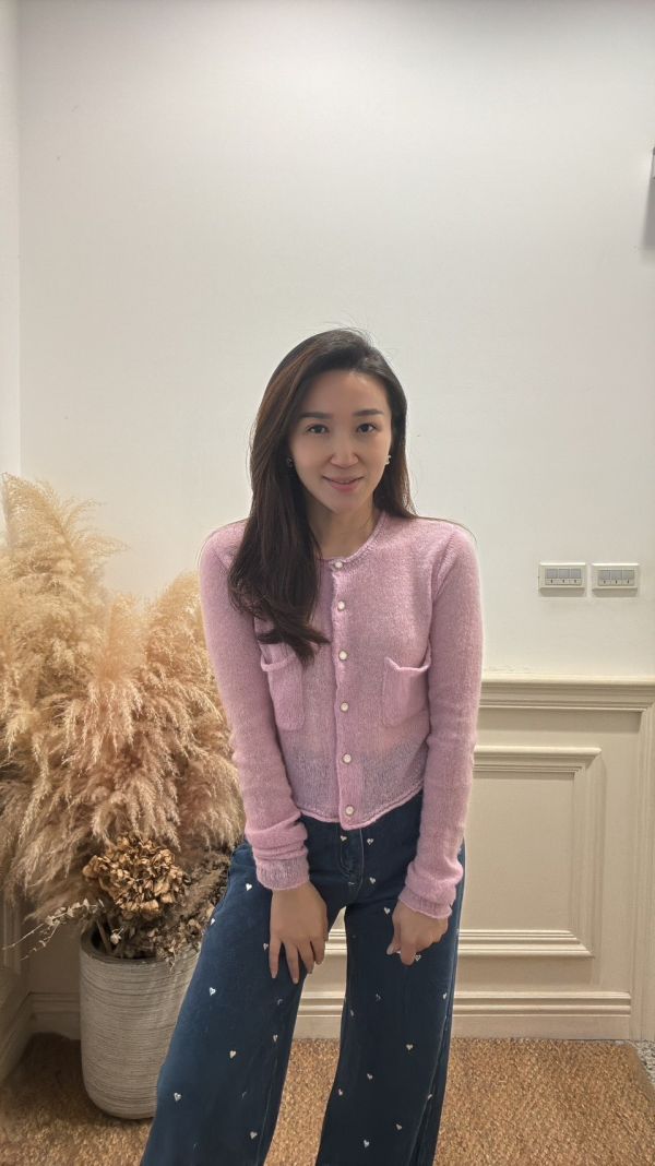 柔雲質感・珍珠釦針織上衣 針織上衣,珍珠釦上衣,氣質針織衫,開襟針織外套,通勤穿搭,日常穿搭,秋冬上衣,氣質毛衣,溫柔系穿搭,品牌女裝