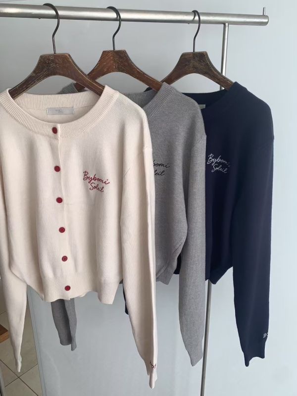 法式小眾刺繡針織罩衫 針織罩衫,刺繡針織衫,袖口刺繡,法式穿搭,小眾設計,秋冬外套,百搭針織,親膚上衣,氣質罩衫,文青風穿搭,韓系針織衫
