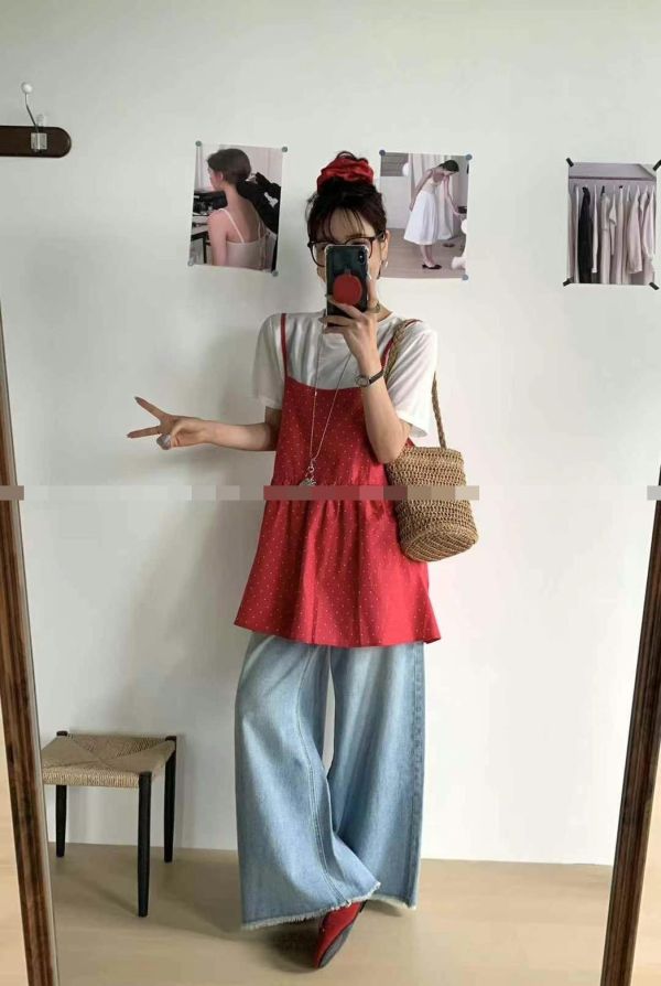 Le molt 點點時光．吊帶洋裝上衣組 吊帶洋裝套裝,點點洋裝,白T拼接洋裝,日系洋裝推薦,俏皮女裝,層次感穿搭,文青風穿搭,夏季洋裝組合,細肩帶裙裝