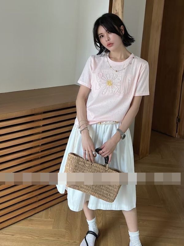 Le molt 雛菊亮鑽設計Tee 雛菊T恤,亮鑽上衣,韓系Tee,甜美穿搭,女生短袖T恤,設計感T恤,約會穿搭,韓風夏日上衣