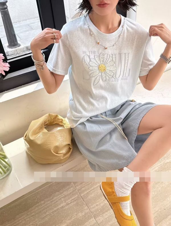 Le molt 雛菊亮鑽設計Tee 雛菊T恤,亮鑽上衣,韓系Tee,甜美穿搭,女生短袖T恤,設計感T恤,約會穿搭,韓風夏日上衣