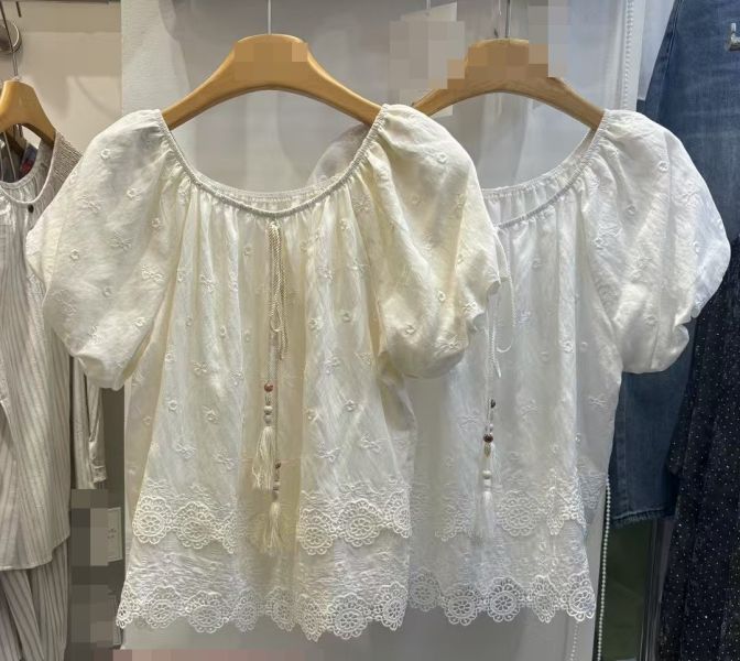 Le molt 夏語刺繡平口上衣 刺繡上衣、平口上衣、鏤空蕾絲、氣質上衣、綁帶上衣、溫柔風穿搭、文青風女裝、白色上衣推薦、短袖鏤空刺繡