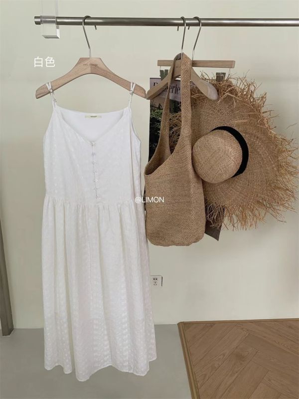 Le molt 海鹽微光洋裝 壓紋洋裝,夏日洋裝,白色吊帶裙,清新洋裝,細肩帶洋裝,度假風穿搭,海風感洋裝,韓系洋裝,輕盈洋裝,排釦洋裝