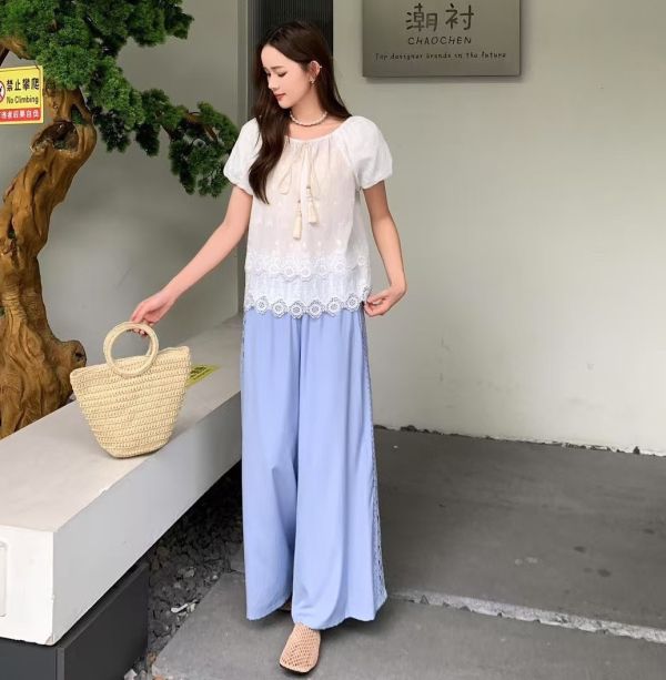 Le molt 夏語刺繡平口上衣 刺繡上衣、平口上衣、鏤空蕾絲、氣質上衣、綁帶上衣、溫柔風穿搭、文青風女裝、白色上衣推薦、短袖鏤空刺繡