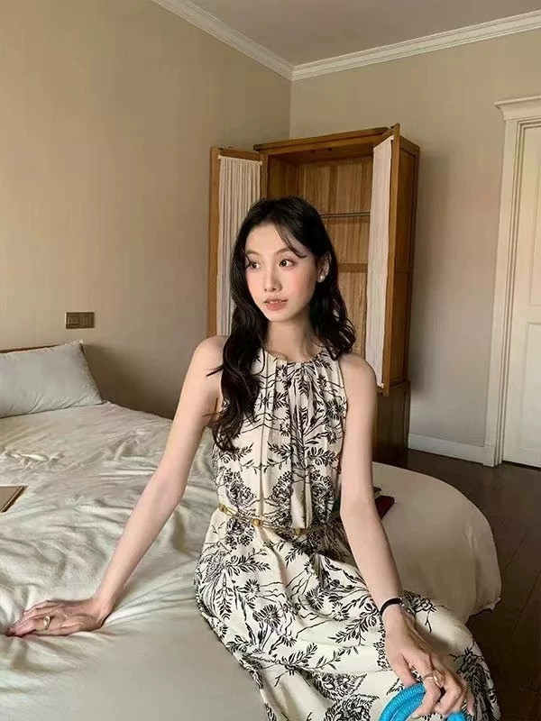Le molt  墨語渡假洋裝 墨語渡假洋裝,水墨印花洋裝,植物圖騰長裙,東方風洋裝,文青度假穿搭,寬鬆長洋裝,夏日長裙推薦,藝術感洋裝,手繪風洋裝,渡假風穿搭