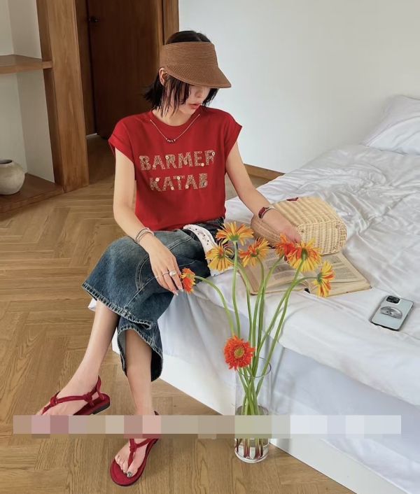 Le molt 復古微鉚釘小花T 鉚釘T恤,小花T恤,復古風T恤,印花上衣,甜酷穿搭,夏日T恤,棉質短袖,簡約設計T恤,個性T恤,女裝上衣推薦