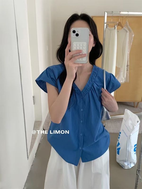Le molt 晨光氣息V領上衣 V領上衣,透氣女裝,簡約穿搭,前開扣上衣,挺版上衣,明亮色上衣,微蓬袖上衣,通勤穿搭推薦