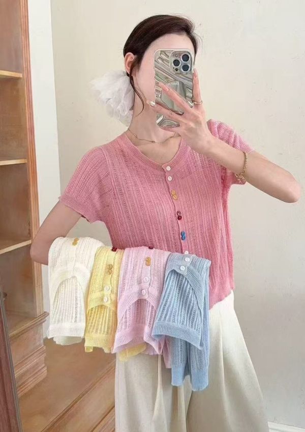Le molt彩色鈕扣短版上衣，甜美俏皮春夏必備亮眼單品 短版上衣,