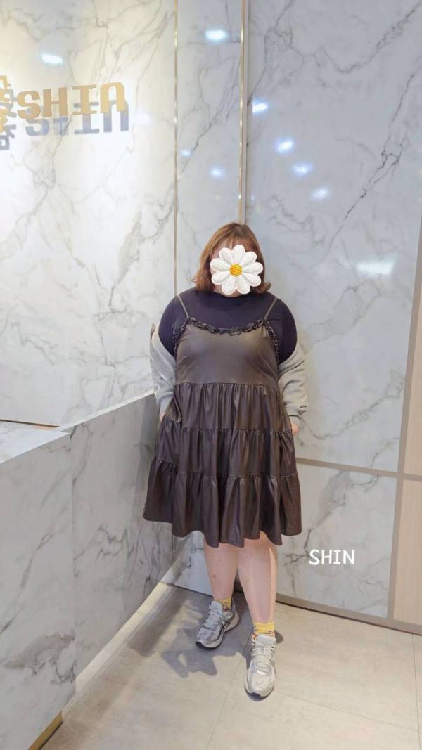 皮革滾邊吊帶短洋(黑/咖) 