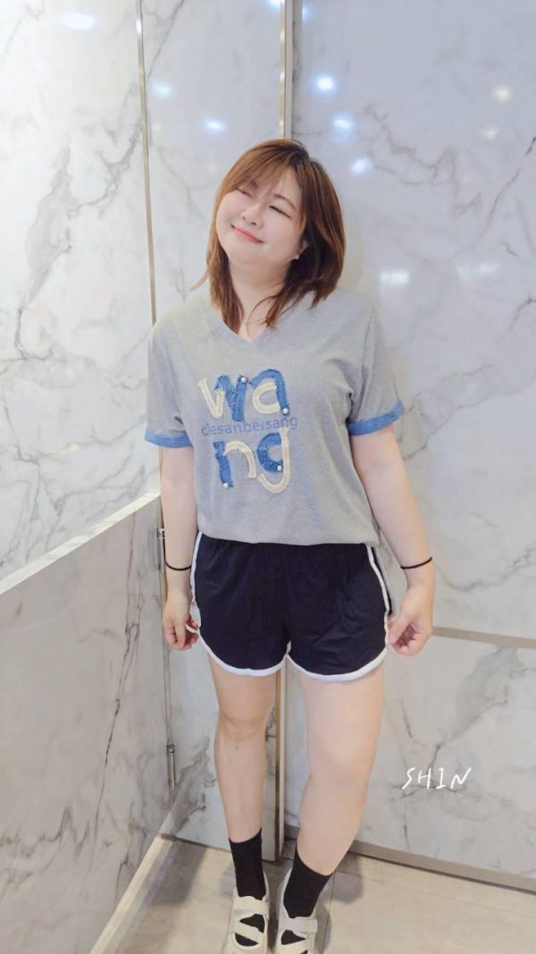 布邊牛仔英字T(黑/灰) 