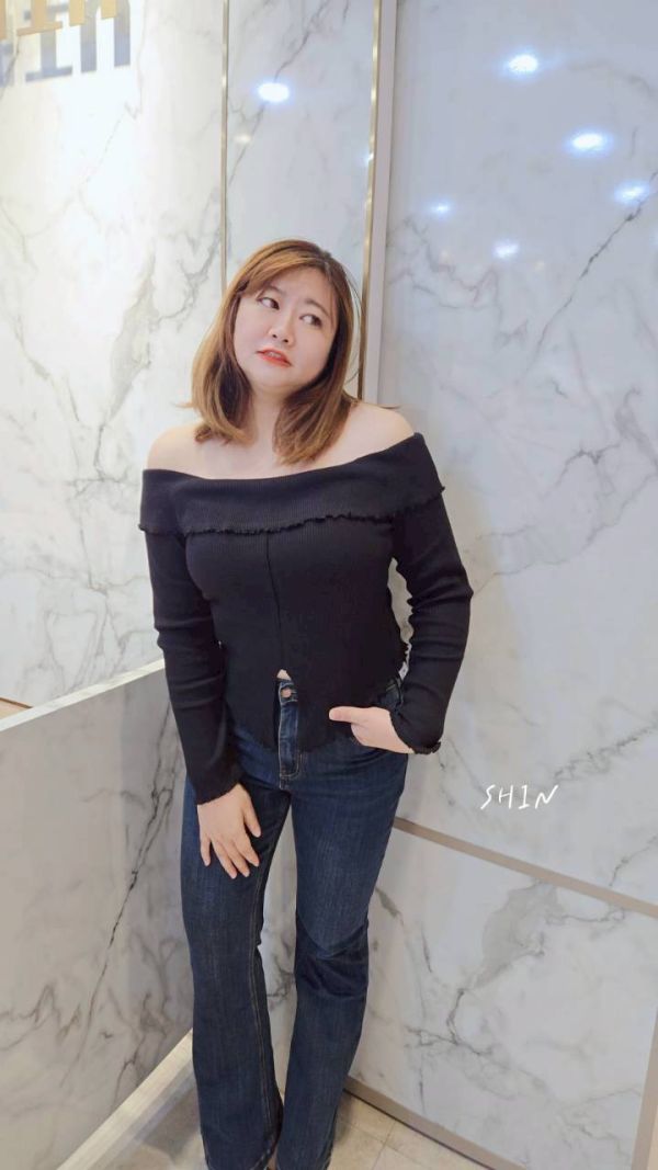 露肚臍一字領上衣 