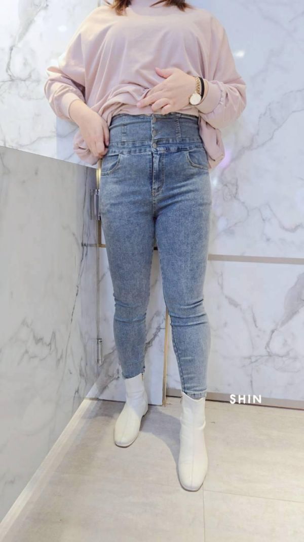 後開衩顯腰3釦8分牛仔褲 