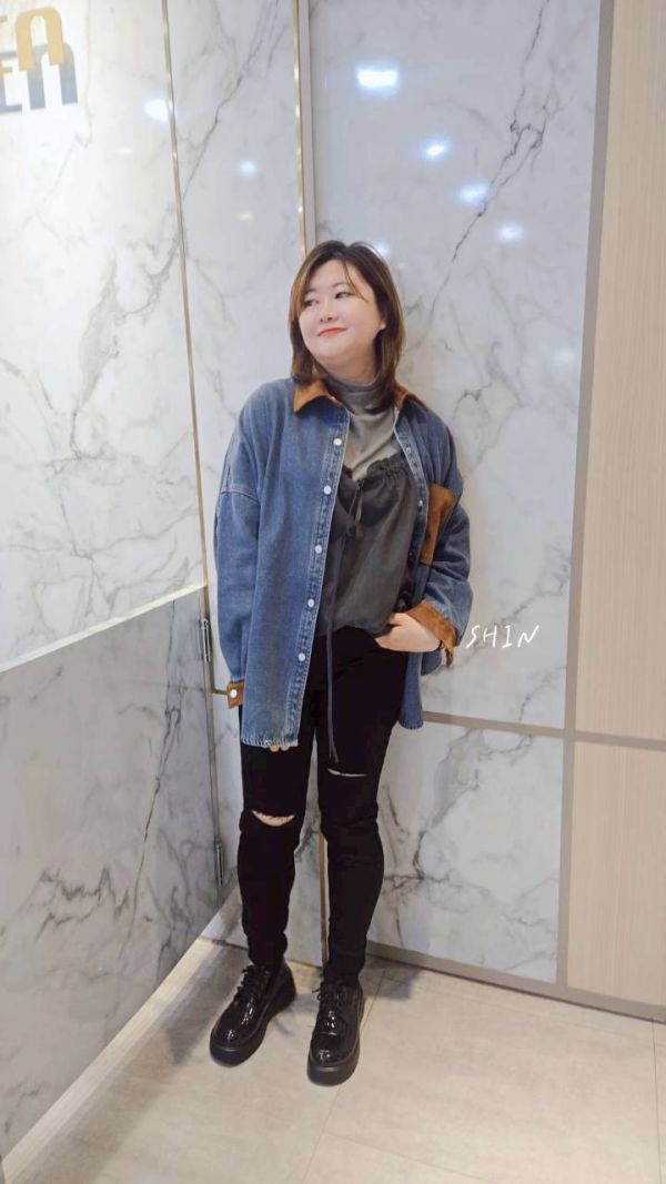 一顆釦割破黑色牛仔褲 