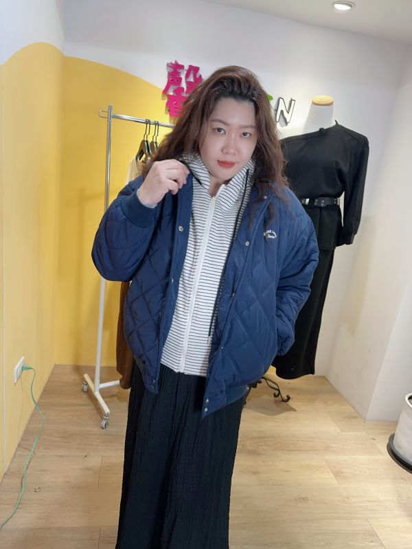 假兩件拼條壓格棒球外套(深藍/米杏) 