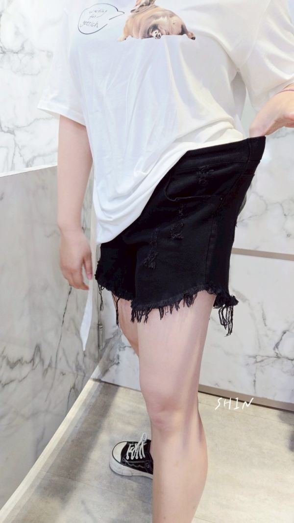 黑色不修邊熱褲 