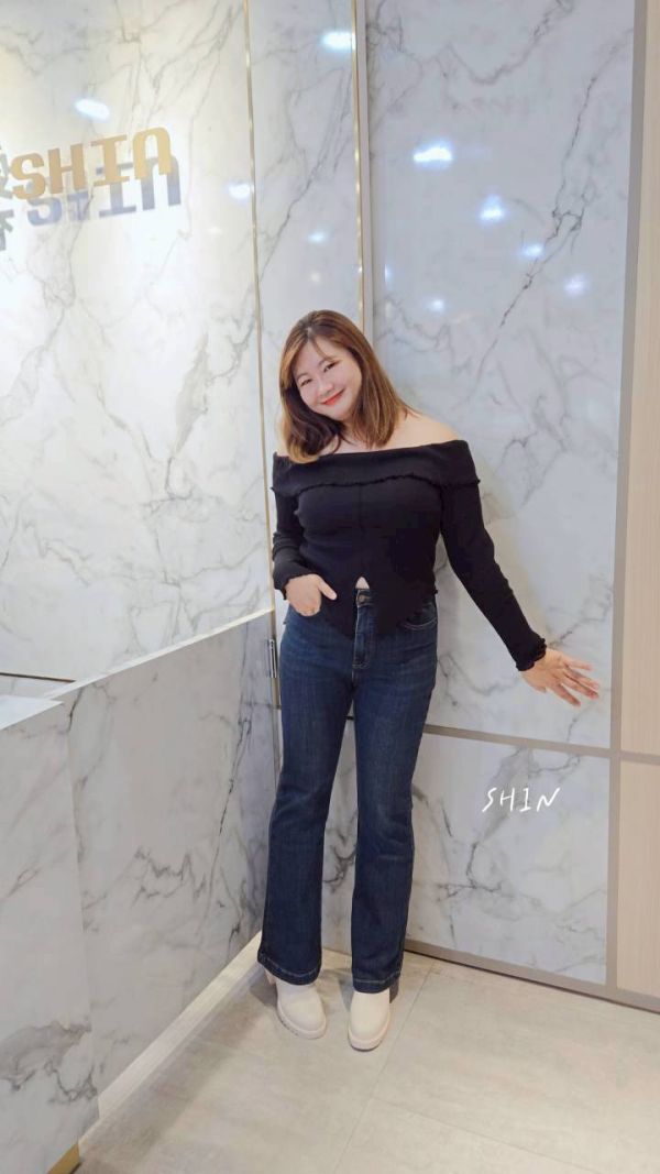 露肚臍一字領上衣 