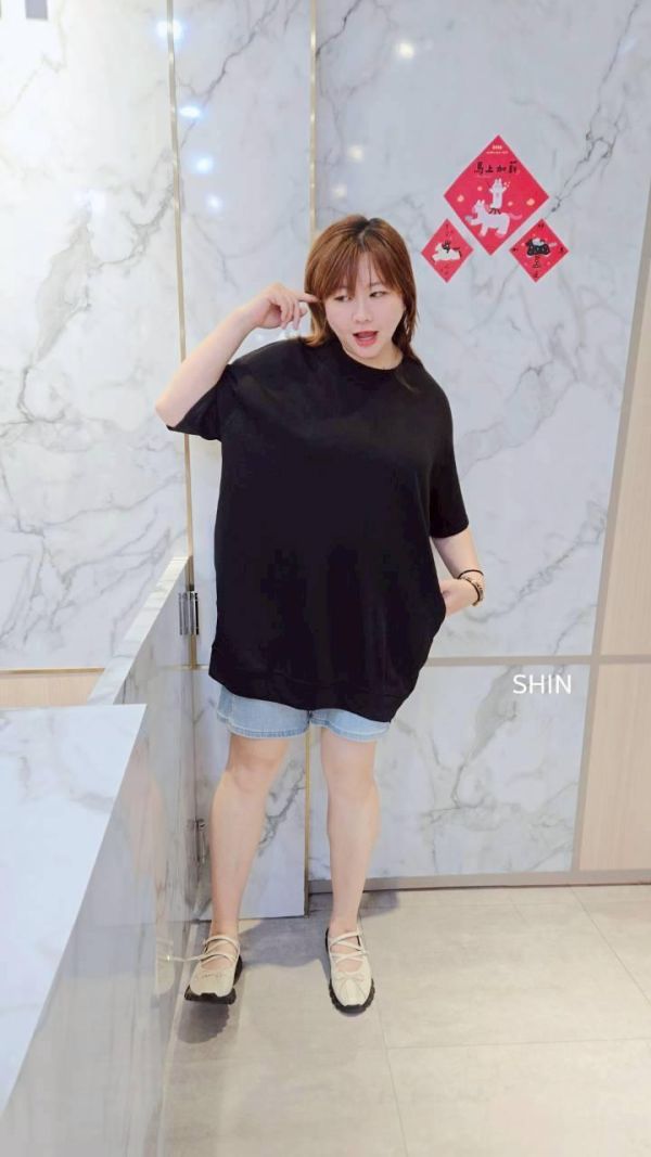 永遠缺一件的圓領長版素T(白/黑/咖/深灰) 