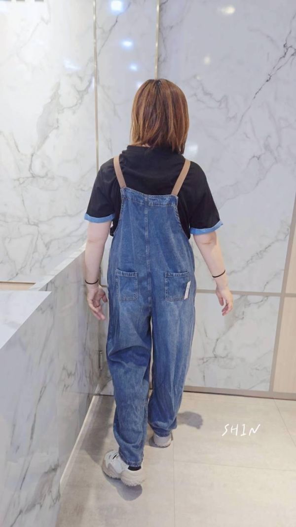 撞色男友款吊帶褲 