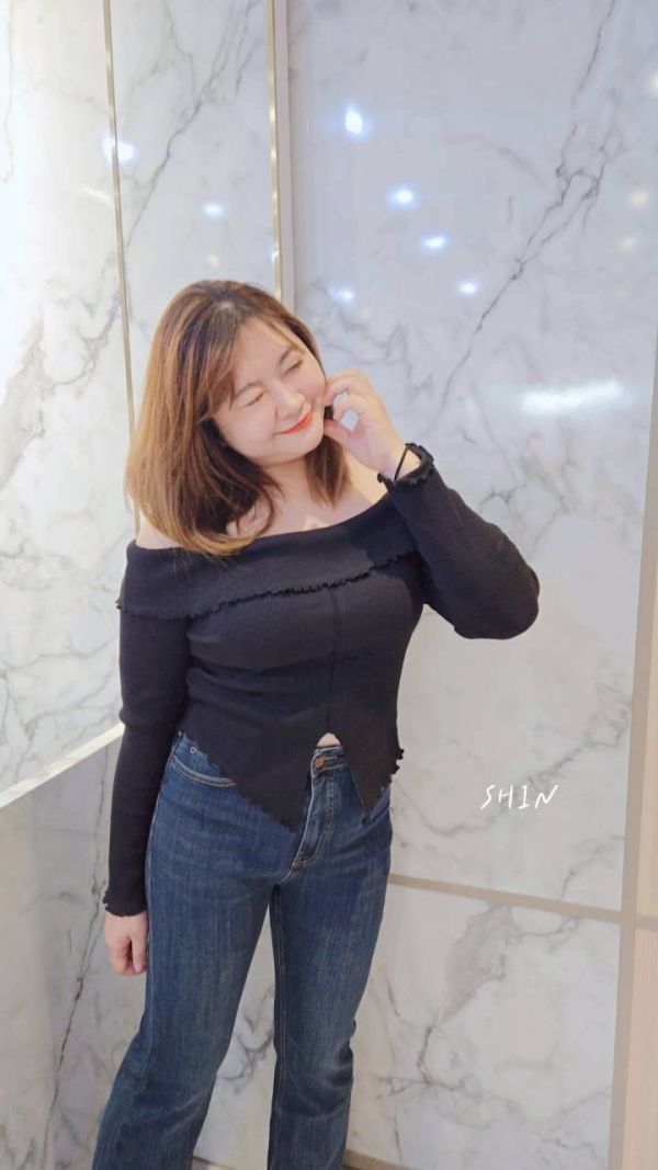 露肚臍一字領上衣 