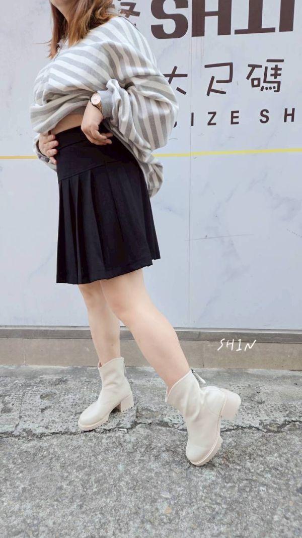 超顯瘦小金釦百摺褲裙 