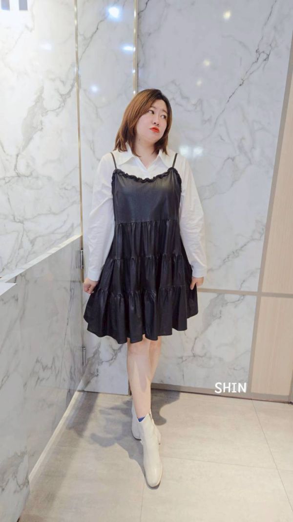 皮革滾邊吊帶短洋(黑/咖) 