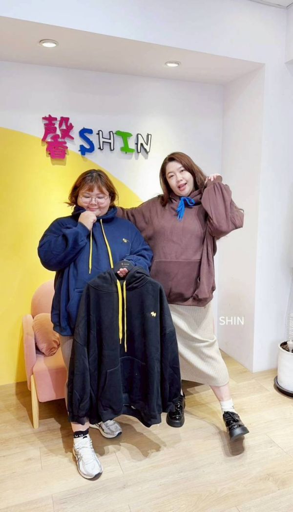 刺繡大碼刷毛帽T(黑/咖/寶藍) 