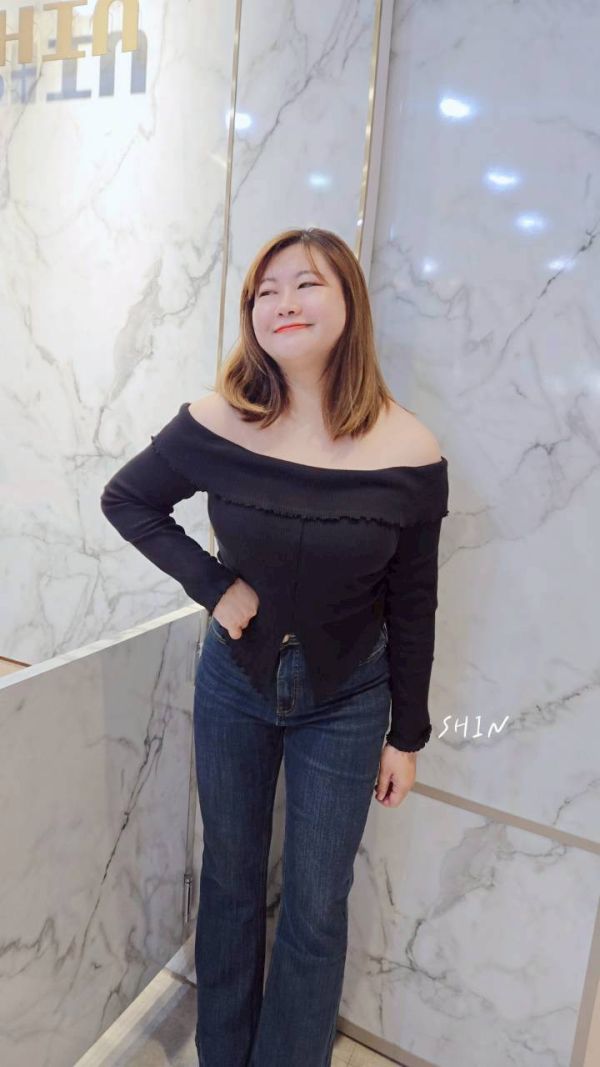 露肚臍一字領上衣 