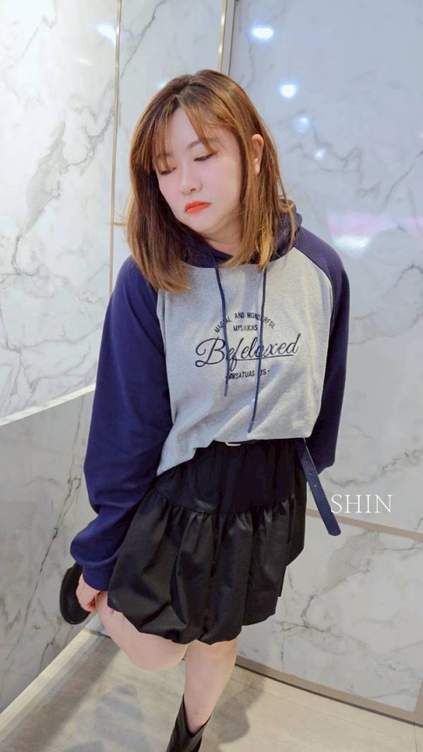 撞色字母連帽上衣(月影灰/乳酪杏) 