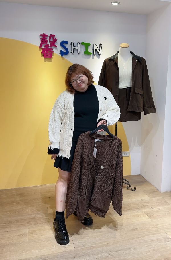 排釦麻花針織外套(杏/卡其/紅/咖/藍) 