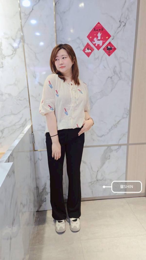 日系女孩刺繡棉麻上衣 